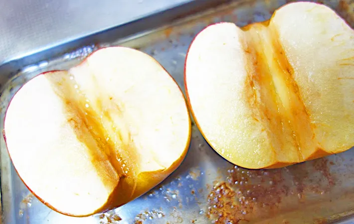 『アイスのせ焼きりんご』を作る写真（撮影：エニママ）