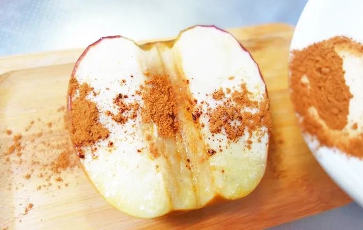 『アイスのせ焼きりんご』を作る写真（撮影：エニママ）