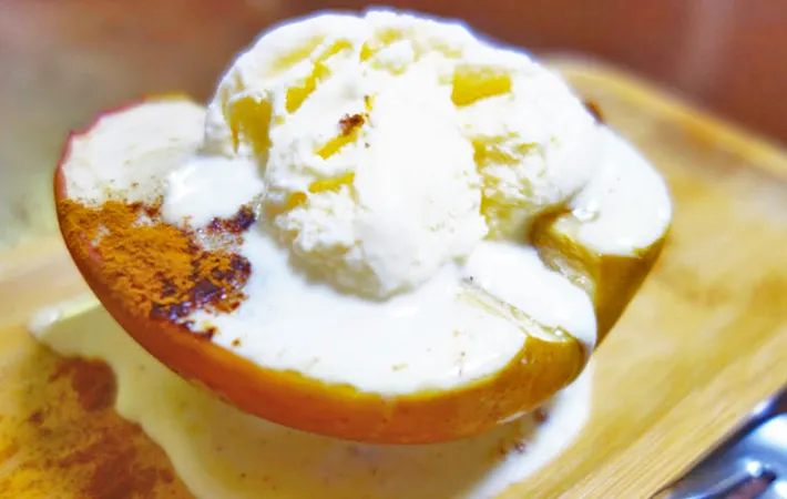 『アイスのせ焼きりんご』の完成写真（撮影：エニママ）