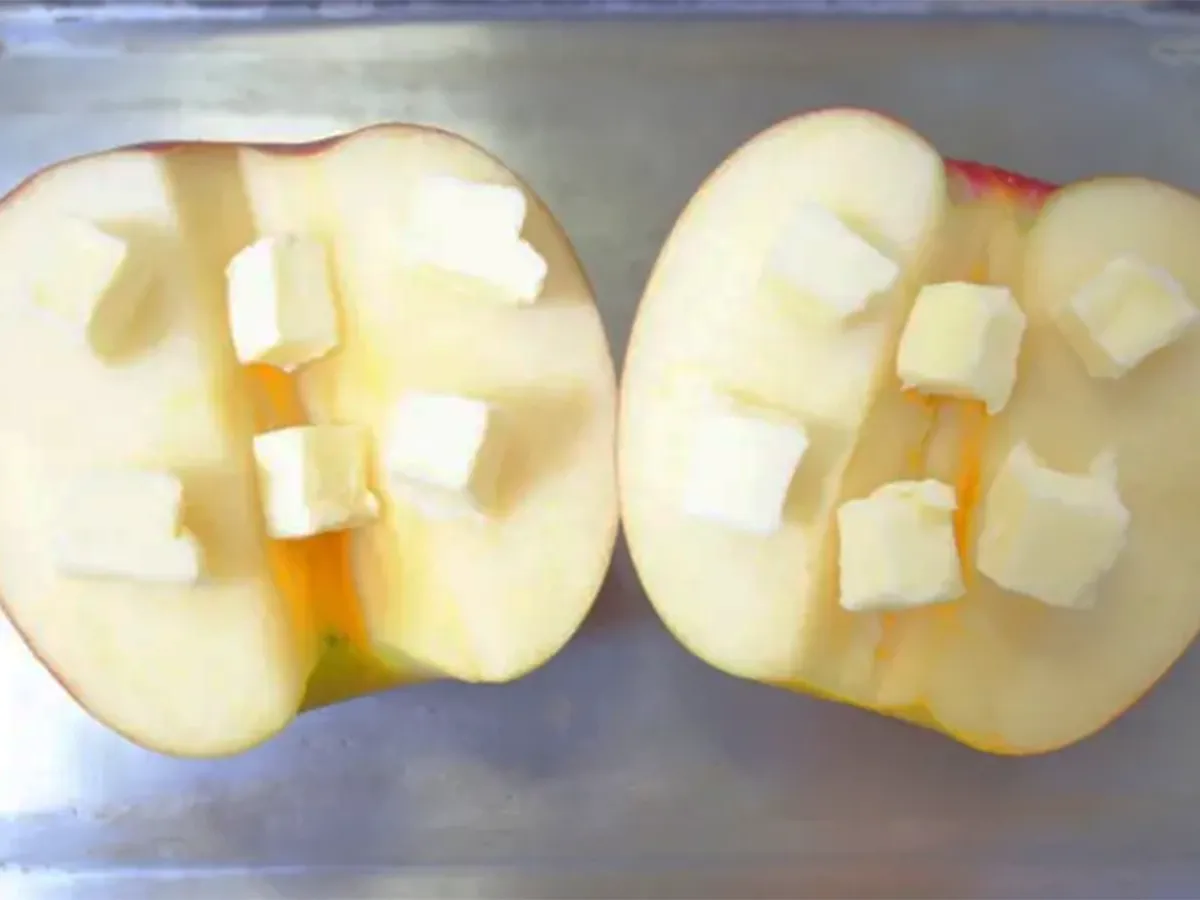 『アイスのせ焼きりんご』（撮影：エニママ）