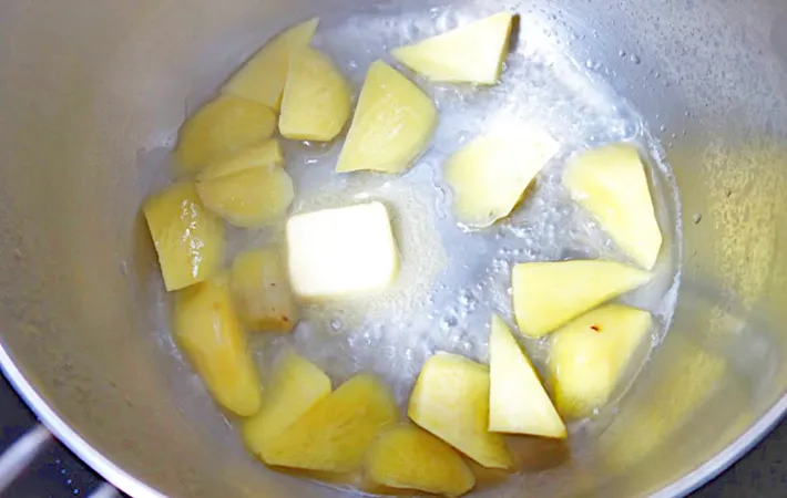 『さつまいものバター煮』を作る写真（撮影：エニママ）