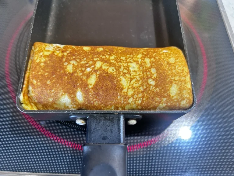 『山芋入りふわふわ玉子焼き』を作る写真(撮影:エニママ)