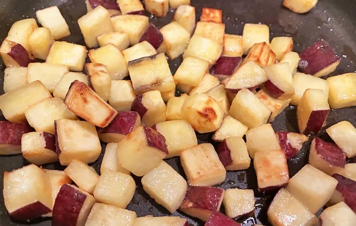 『塩キャラメルさつまいも』を作る写真（撮影：エニママ）