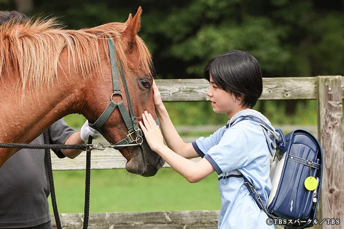 『ザ・ロイヤルファミリー』に出演する三浦綺羅さんが写る場面写真