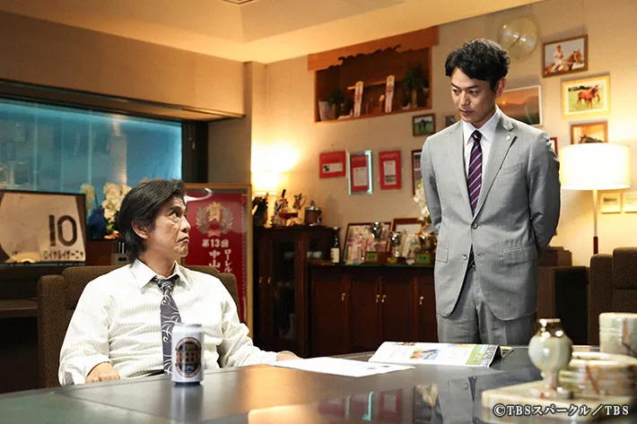 『ザ・ロイヤルファミリー』に出演する妻夫木聡さんと佐藤浩市さんが写る場面写真