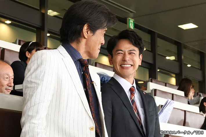 『ザ・ロイヤルファミリー』に出演する妻夫木聡さんと佐藤浩市さんが写る場面写真