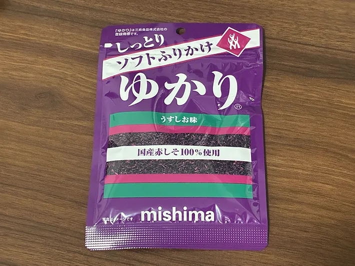 机の上の『ゆかり』の写真（撮影：grape編集部）