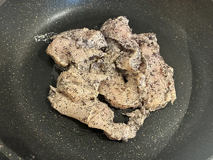 フライパンで焼かれる食材の写真（撮影：grape編集部）