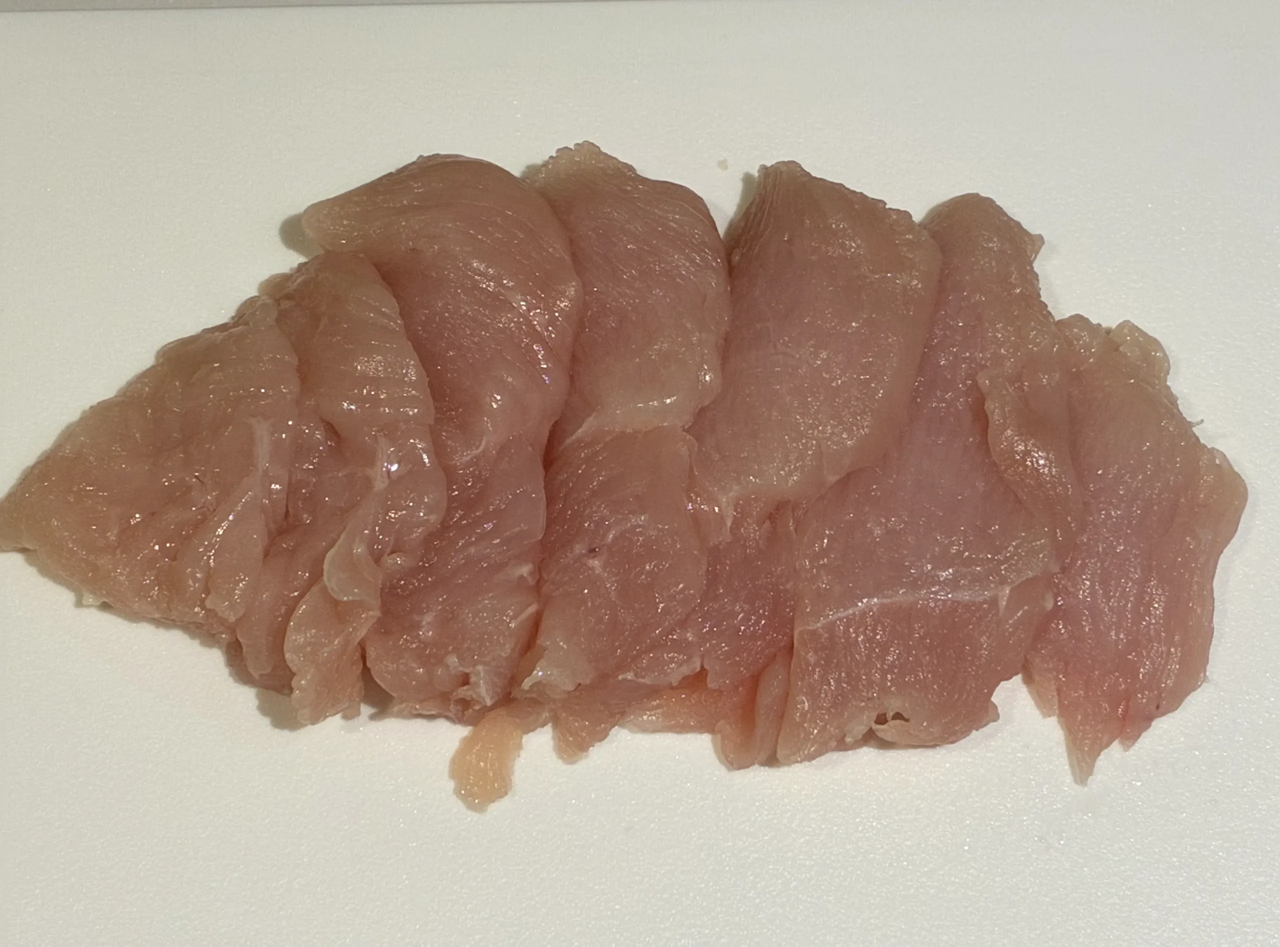 そぎ切りした鶏むね肉の写真（撮影：grape編集部）