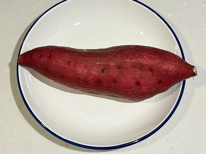 皿にのせたサツマイモの写真（撮影：grape編集部）