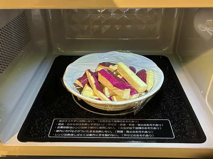 電子レンジに入れたサツマイモの写真（撮影：grape編集部）