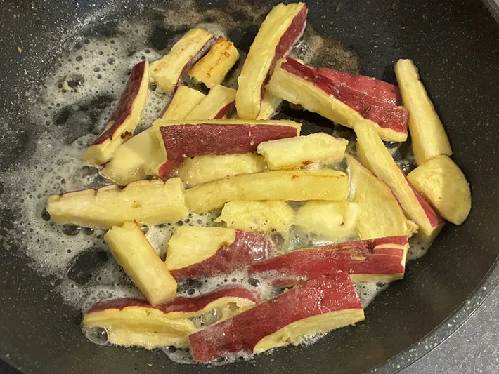 フライパンで炒めるサツマイモの写真（撮影：grape編集部）