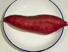 皿にのせたサツマイモの写真（撮影：grape編集部）