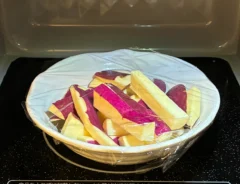 電子レンジに入れたサツマイモの写真（撮影：grape編集部）