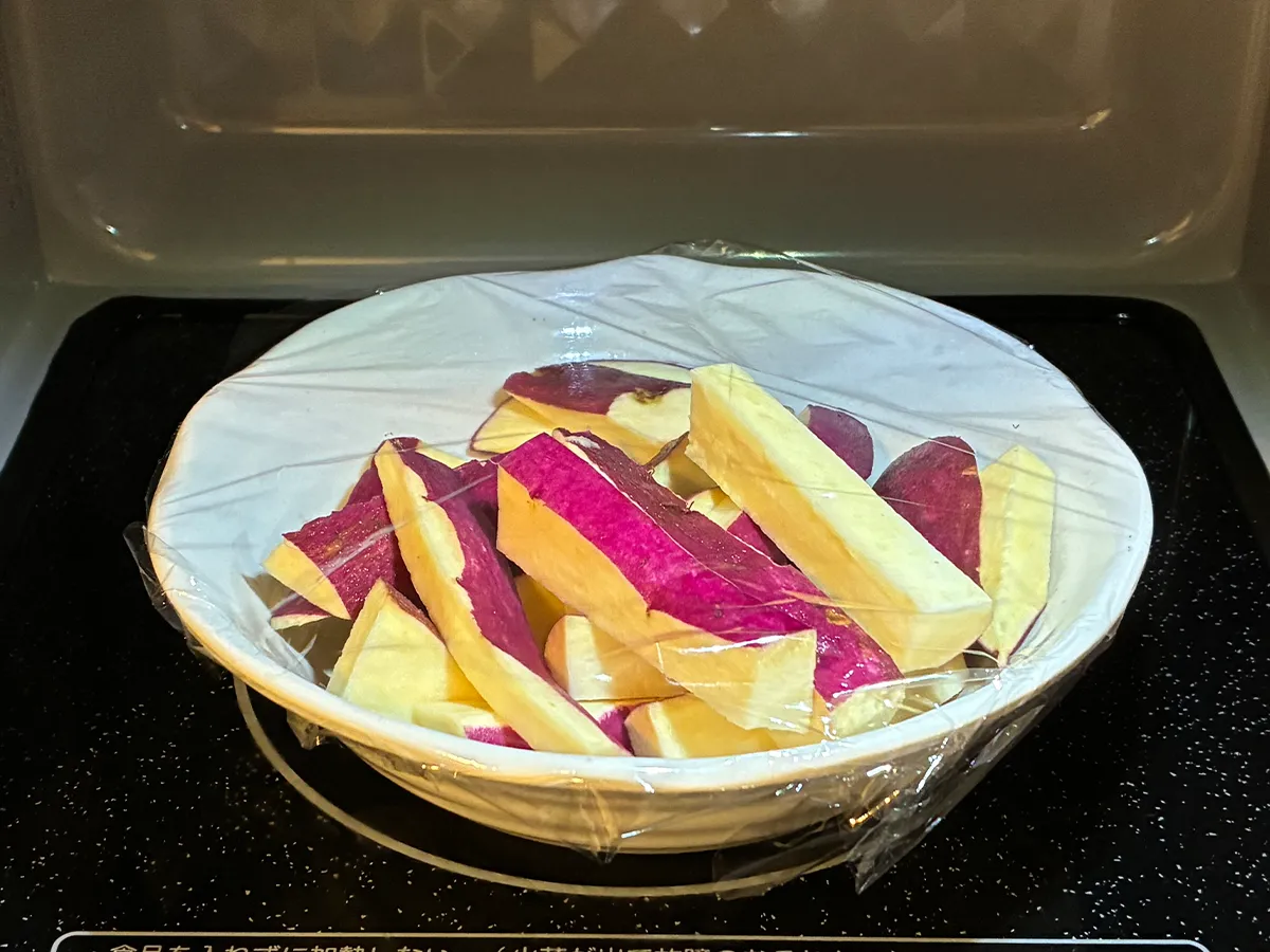 電子レンジに入れたサツマイモの写真(撮影:grape編集部)