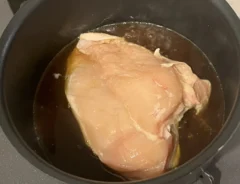 鶏むね肉のチャーシューの調理写真（撮影：grape編集部）