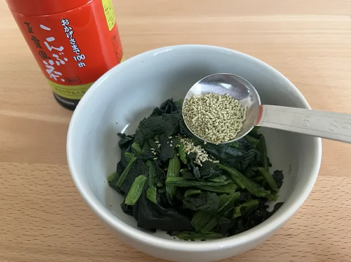 昆布茶を加えているほうれん草の写真（撮影：grape編集部）