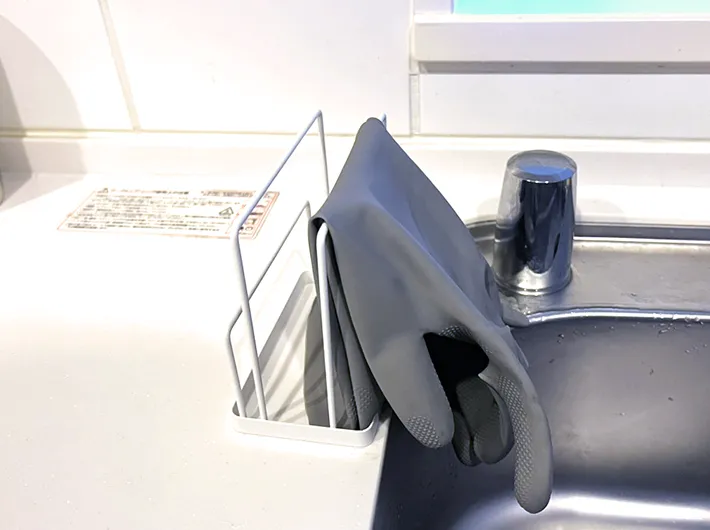 まな板スタンドにゴム手袋をかけた写真（撮影：grape編集部