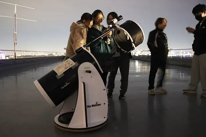 天体観測を行う立川高校天文気象部員の写真（撮影：grape編集部）