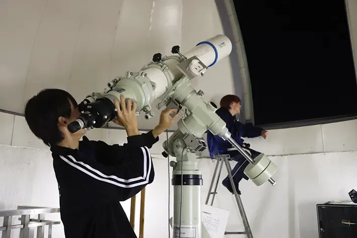 天体観測を行う立川高校天文気象部員の写真（撮影：grape編集部）