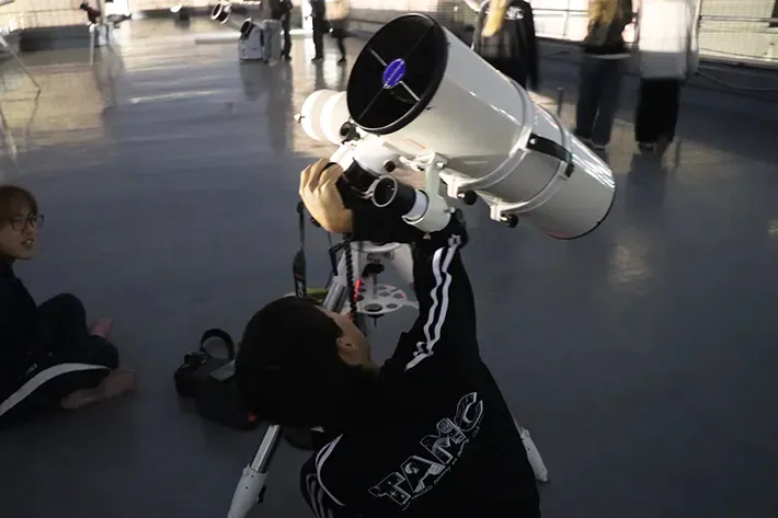 天体観測を行う立川高校天文気象部員の写真（撮影：grape編集部）