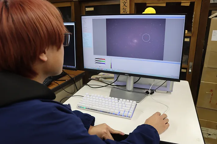 撮影した写真を編集する立川高校天文気象部員の写真（撮影：grape編集部）