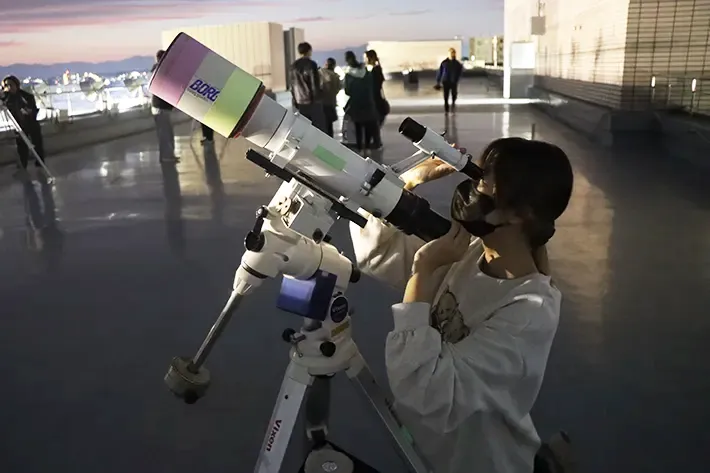 天体観測を行う立川高校天文気象部員の写真（撮影：grape編集部）