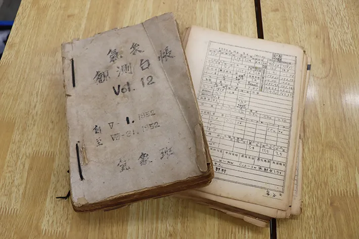 立川高校天文気象部員の資料の写真（撮影：grape編集部）