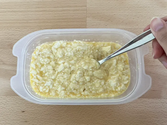 具材を入れて混ぜたタッパーの写真（撮影：grape編集部）