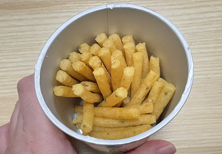『じゃがりこ アスパラベーコン味』の中身の写真（撮影：grape編集部）