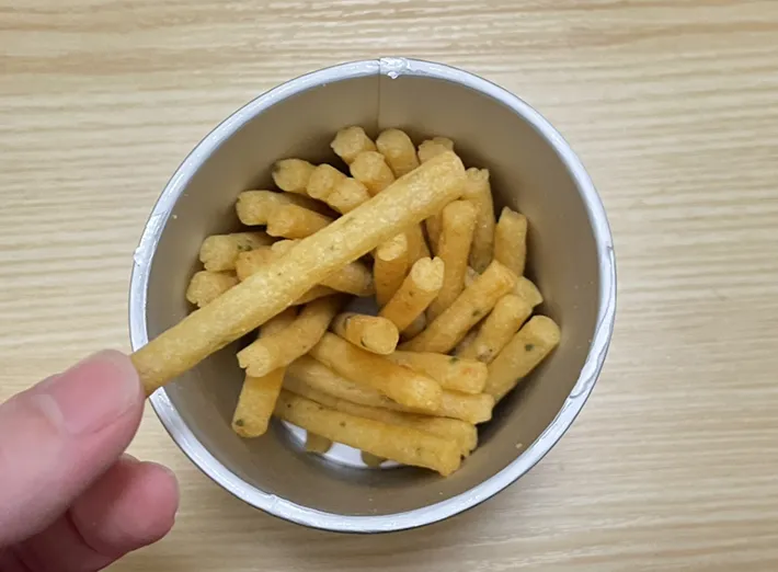 『じゃがりこ アスパラベーコン味』の中身の写真（撮影：grape編集部）