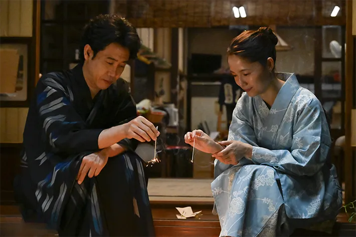 『ちょっとだけエスパー』に出演する大泉洋さんと宮﨑あおいさんが写る場面写真