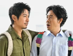 『ちょっとだけエスパー』に出演する大泉洋さんとディーン・フジオカさんが写る場面写真