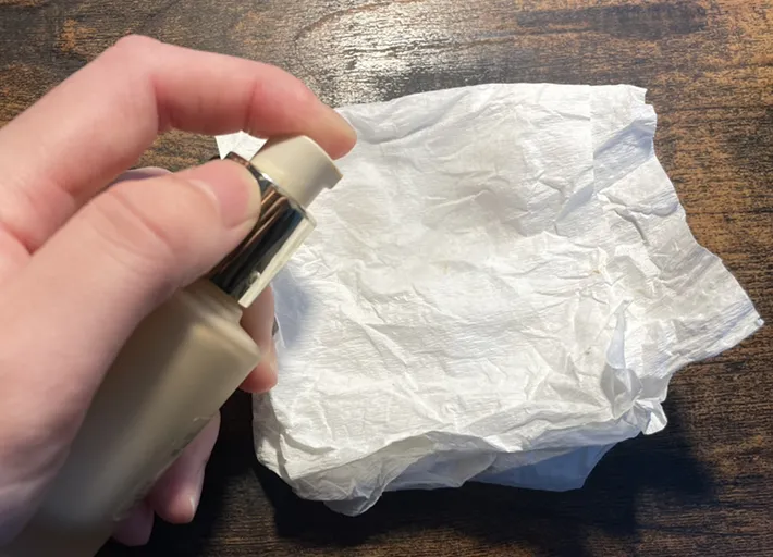 ファンデーションをキッチンペーパーに出す写真（撮影：grape編集部）