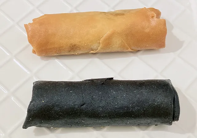 『黒いすき焼き春巻』と『五目春巻』（撮影：grape編集部）