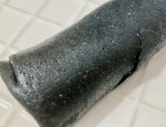 『黒いすき焼き春巻』（撮影：grape編集部）