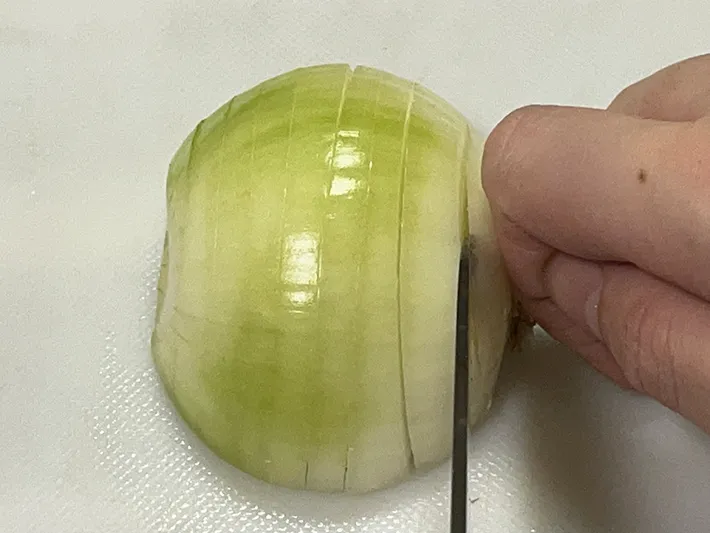 タマネギを切る写真（撮影：grape編集部）