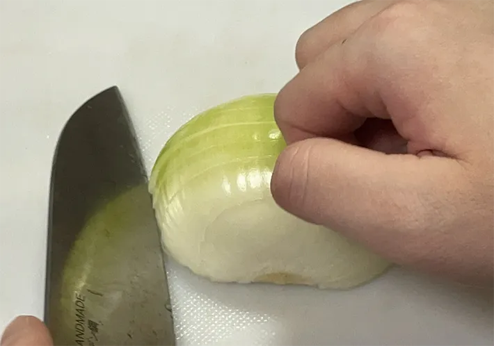 タマネギを放射線状に切る（撮影：grape編集部）