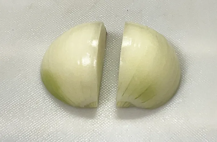 4分の1個のタマネギの写真（撮影：grape編集部）