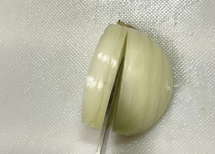 タマネギを切る写真（撮影：grape編集部）