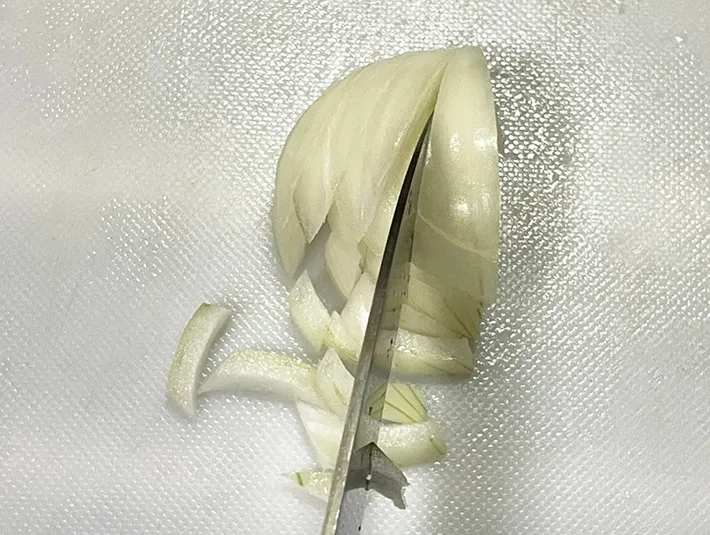 タマネギを切る写真（撮影：grape編集部）