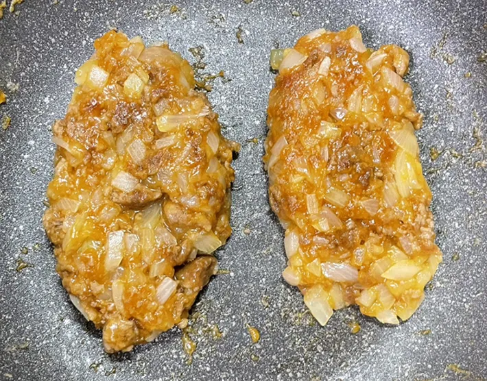 ハンバーグを焼く写真（撮影：grape編集部）