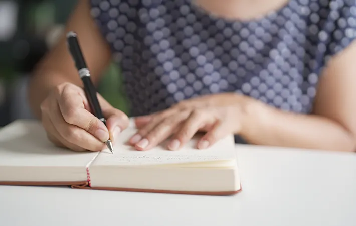 ノートに書きこんでいる女性の写真