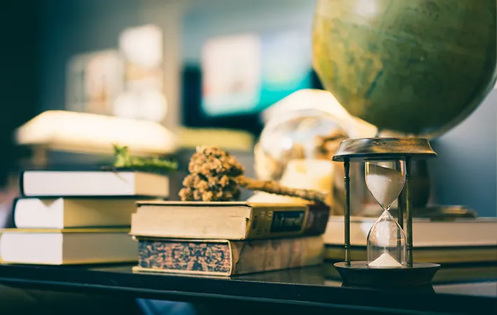 本と砂時計の写真