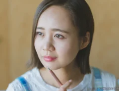 ボールペンを持つ女性の写真