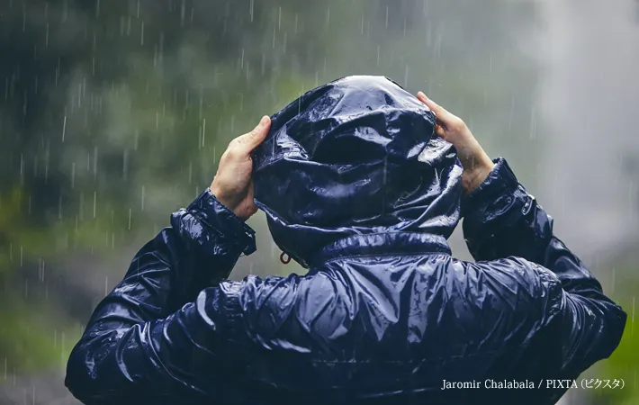 『レインコートを着た人』の写真