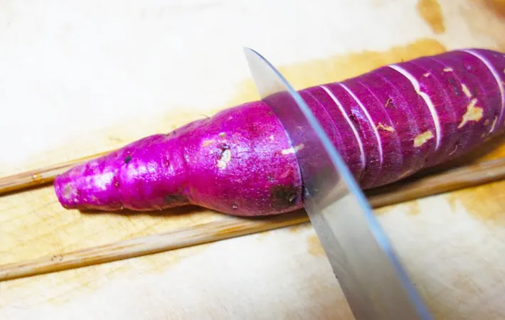 『サツマイモのハッセルバック』を作る写真（撮影：エニママ）