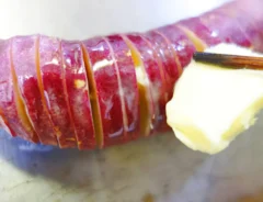 『サツマイモのハッセルバック』を作る写真（撮影：エニママ）