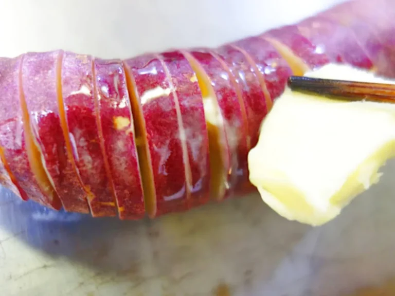 『サツマイモのハッセルバック』を作る写真（撮影：エニママ）