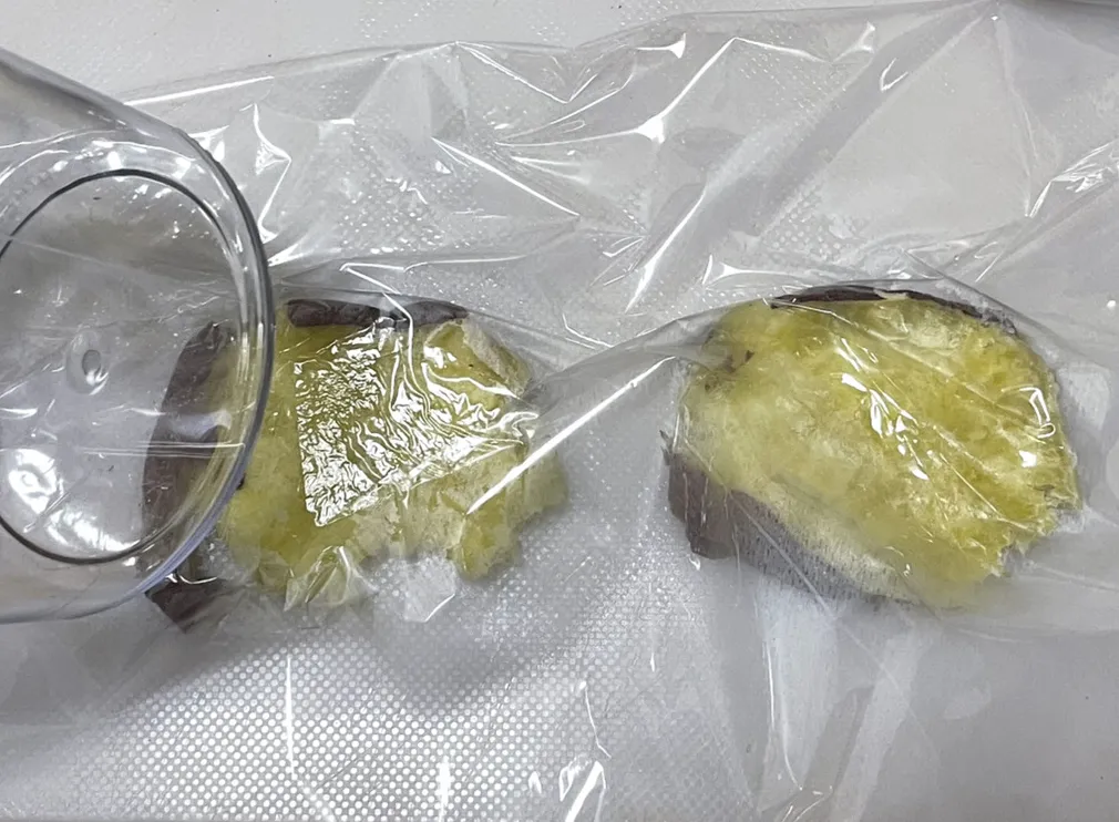 サツマイモをコップで潰す写真（撮影：grape編集部）